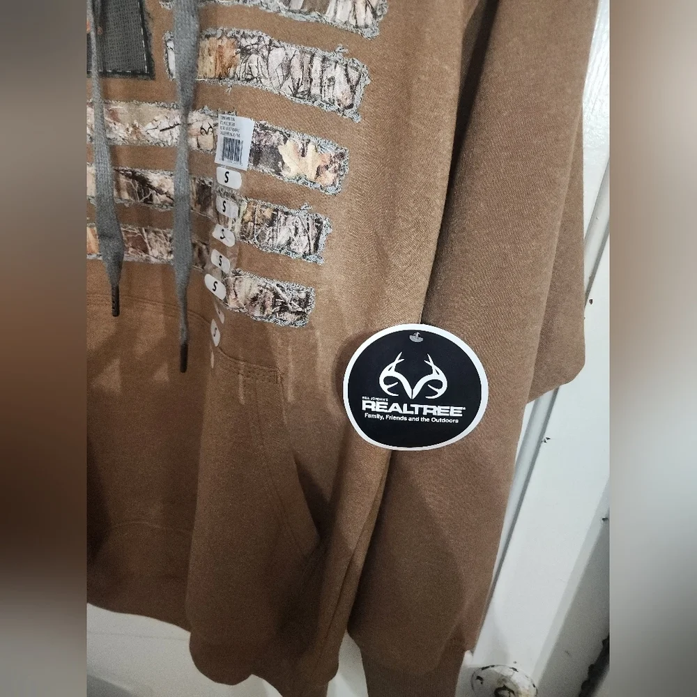 🤴🦌🇺🇸 NWT Realtree torn camo flag sweatshirt in size Small
